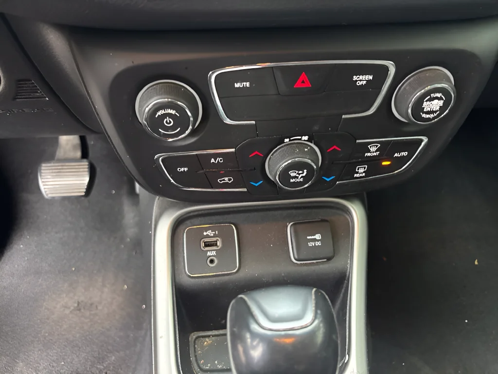 Used 2021 Crystal Metallic Jeep Latitude image 28