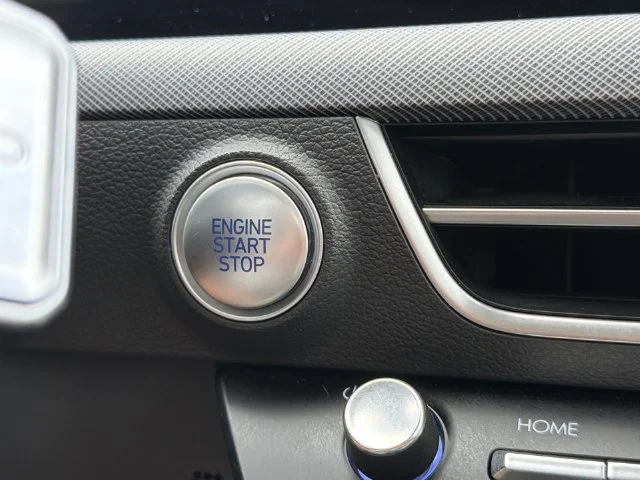 Used 2025 White Hyundai SEL image 25