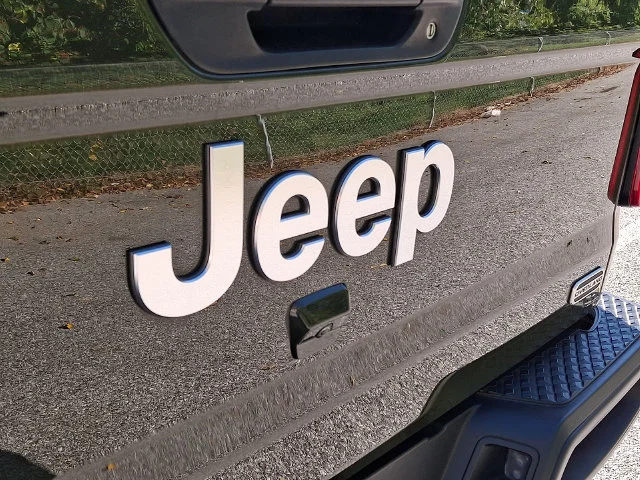 Used 2022 Green Jeep Overland image 31