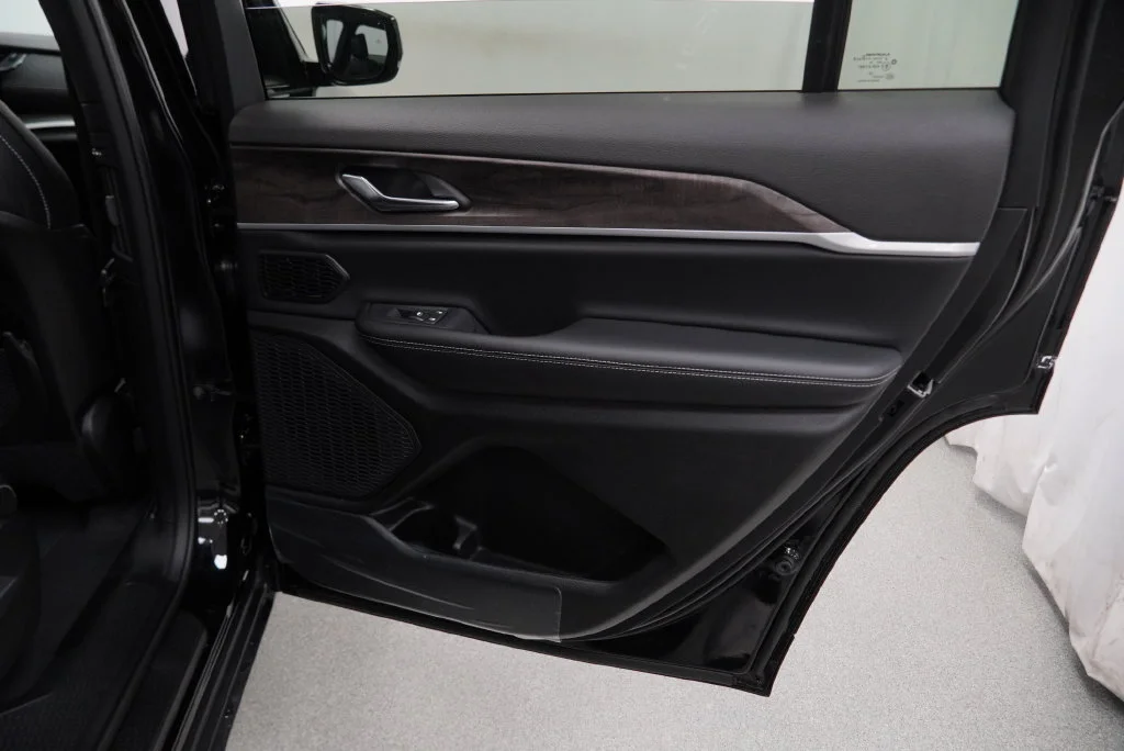 New 2027 High-Gloss Black Paint Jeep Limited image 34