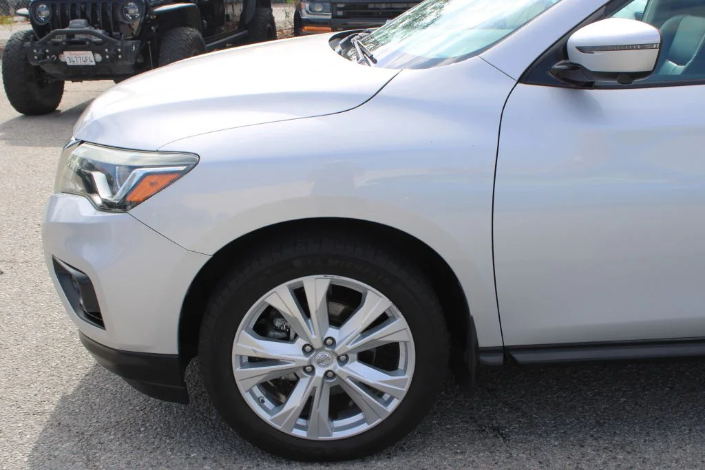 Used 2018 Silver Nissan SL image 7