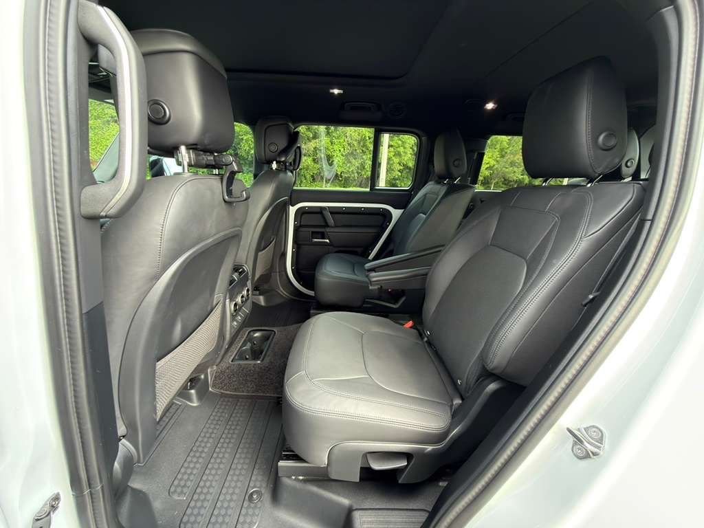 2025 Land Rover Defender X-Dynamic SE - Photo 23
