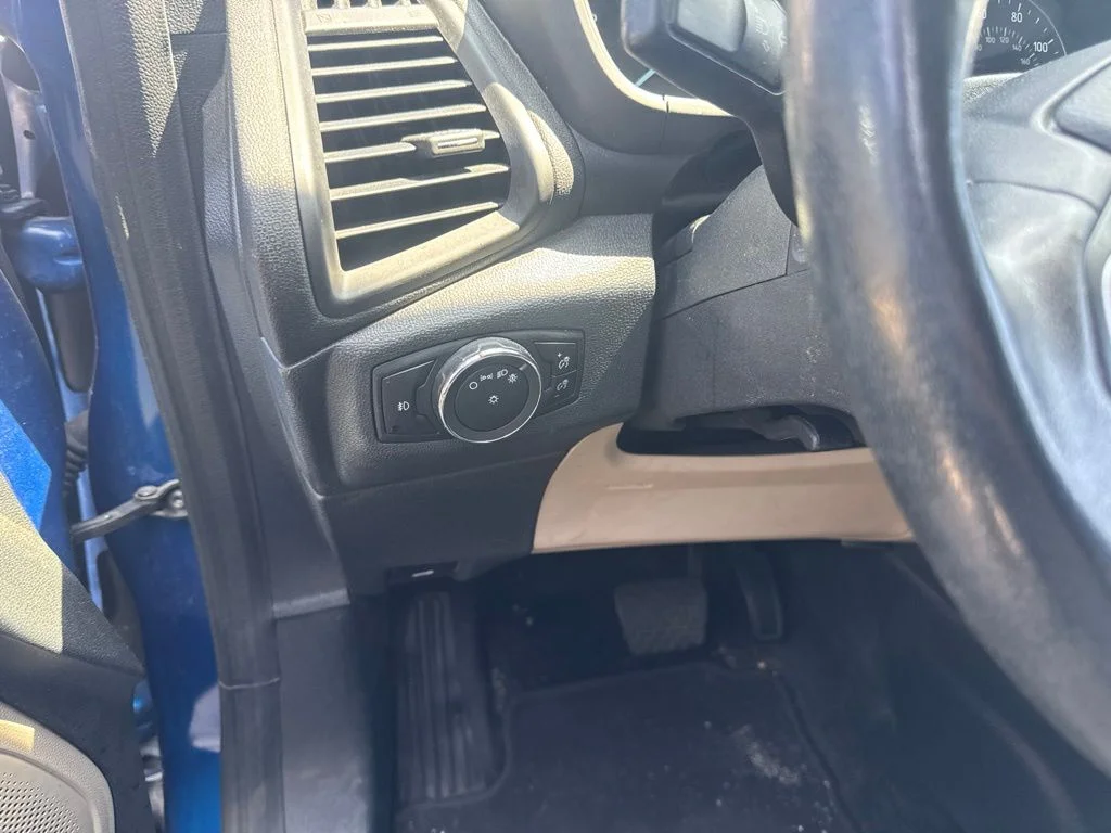 Used 2020 Blue Ford SE image 7