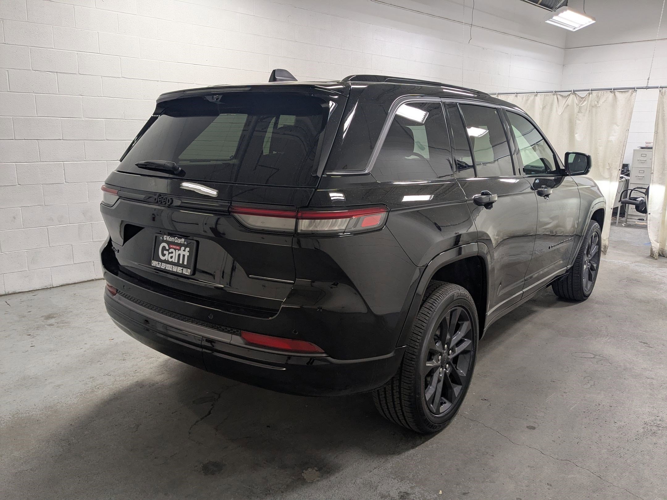 New 2026 Diamond Black Crystal Pearl-Coat Exterior Paint Jeep Limited Reserve image 4
