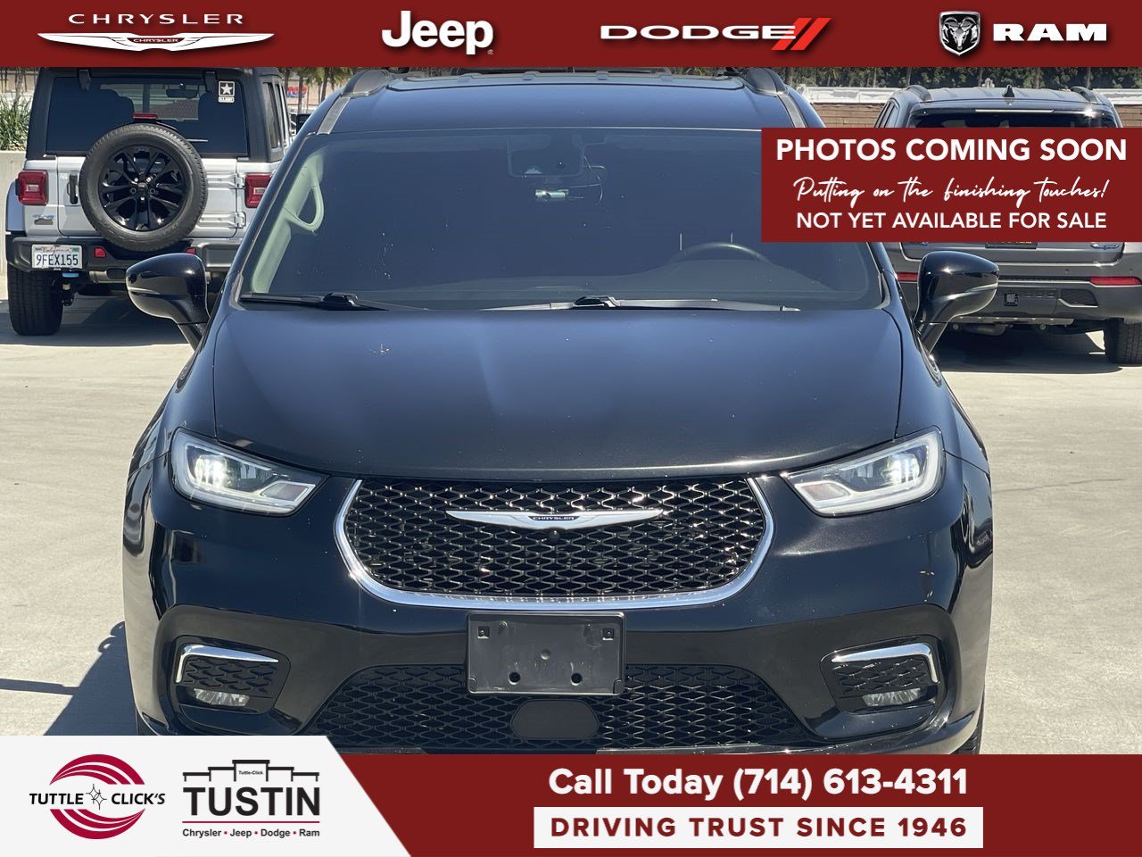 Used 2022 Brilliant Black Crystal Pearlcoat Chrysler Touring L image 1