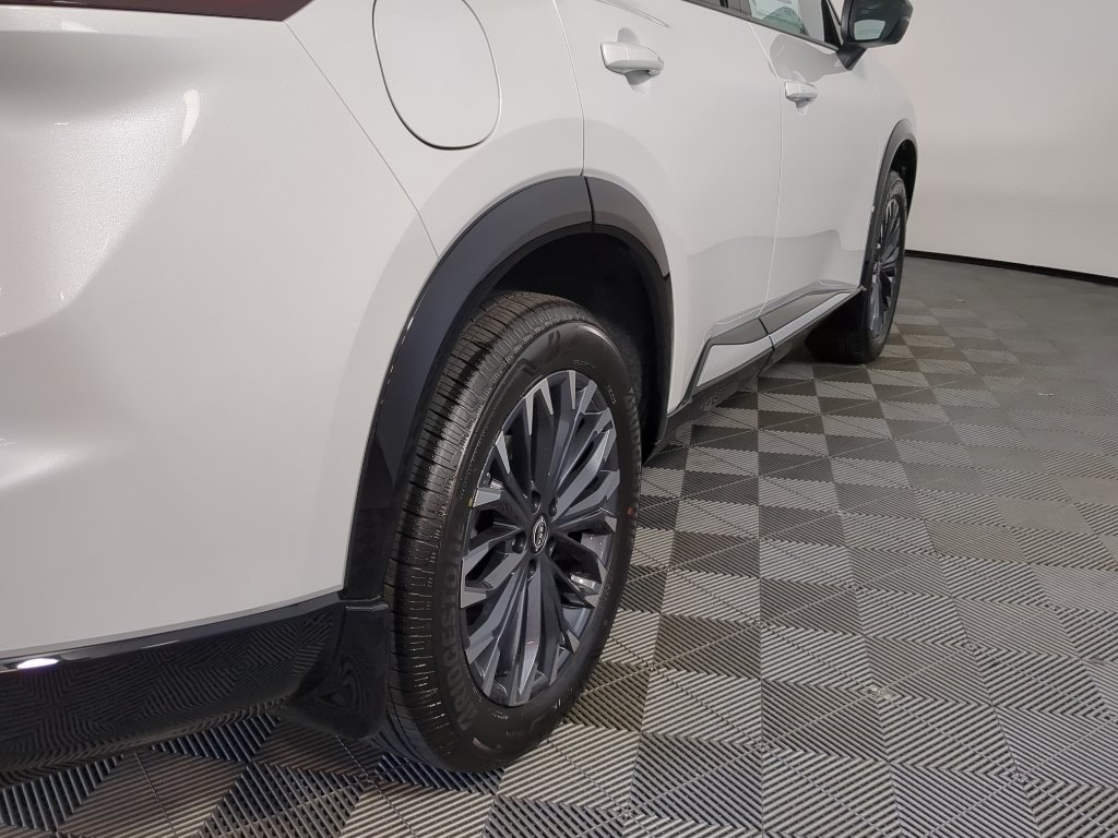 New 2026 Everest White Pearl TriCoat / Super Black Two-tone Nissan Platinum image 9