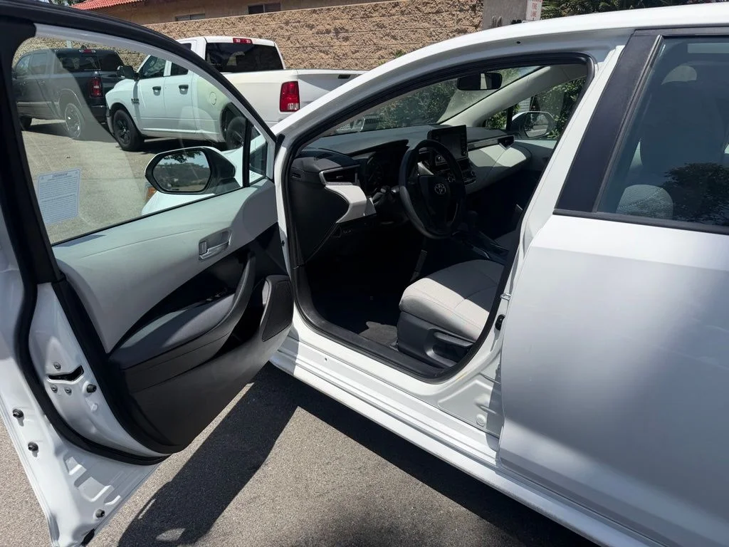 Used 2021 White Toyota L image 16