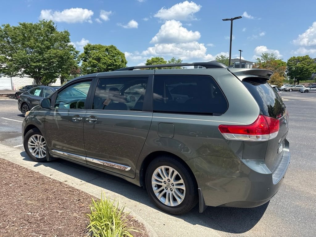 Used 2011 Green Toyota XLE image 3