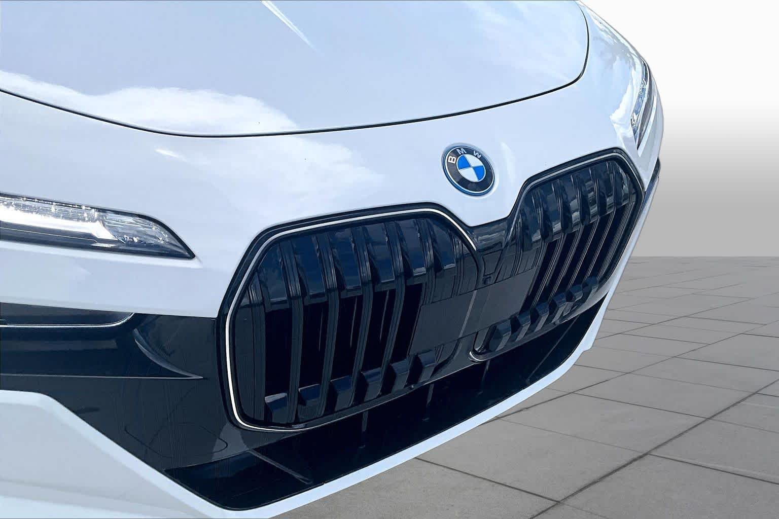 Used 2026 Alpine White BMW 750e xDrive image 27