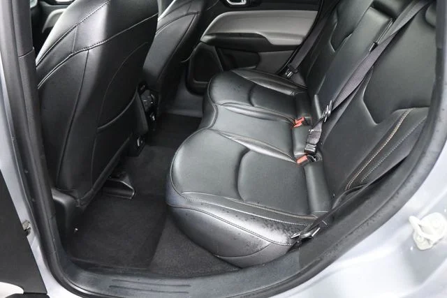 Used 2024  Jeep Limited image 19