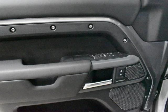2024 Land Rover Defender X-Dynamic SE - Photo 17