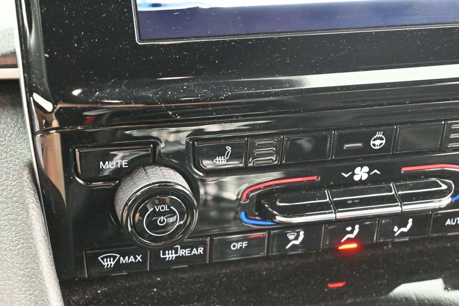Used 2021 Silver Jeep Altitude image 23