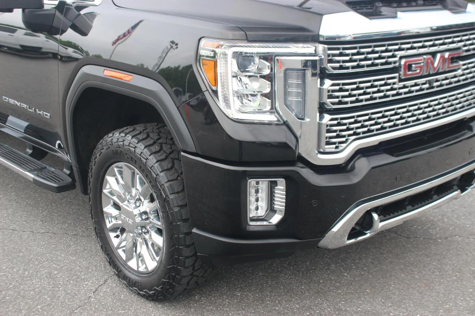 Used 2023 Ebony Twilight Metallic GMC Denali image 9