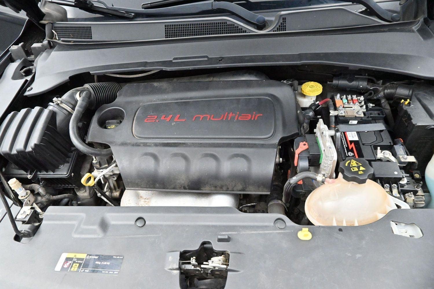 Used 2018 Diamond Black Crystal Pearlcoat Jeep Latitude image 32