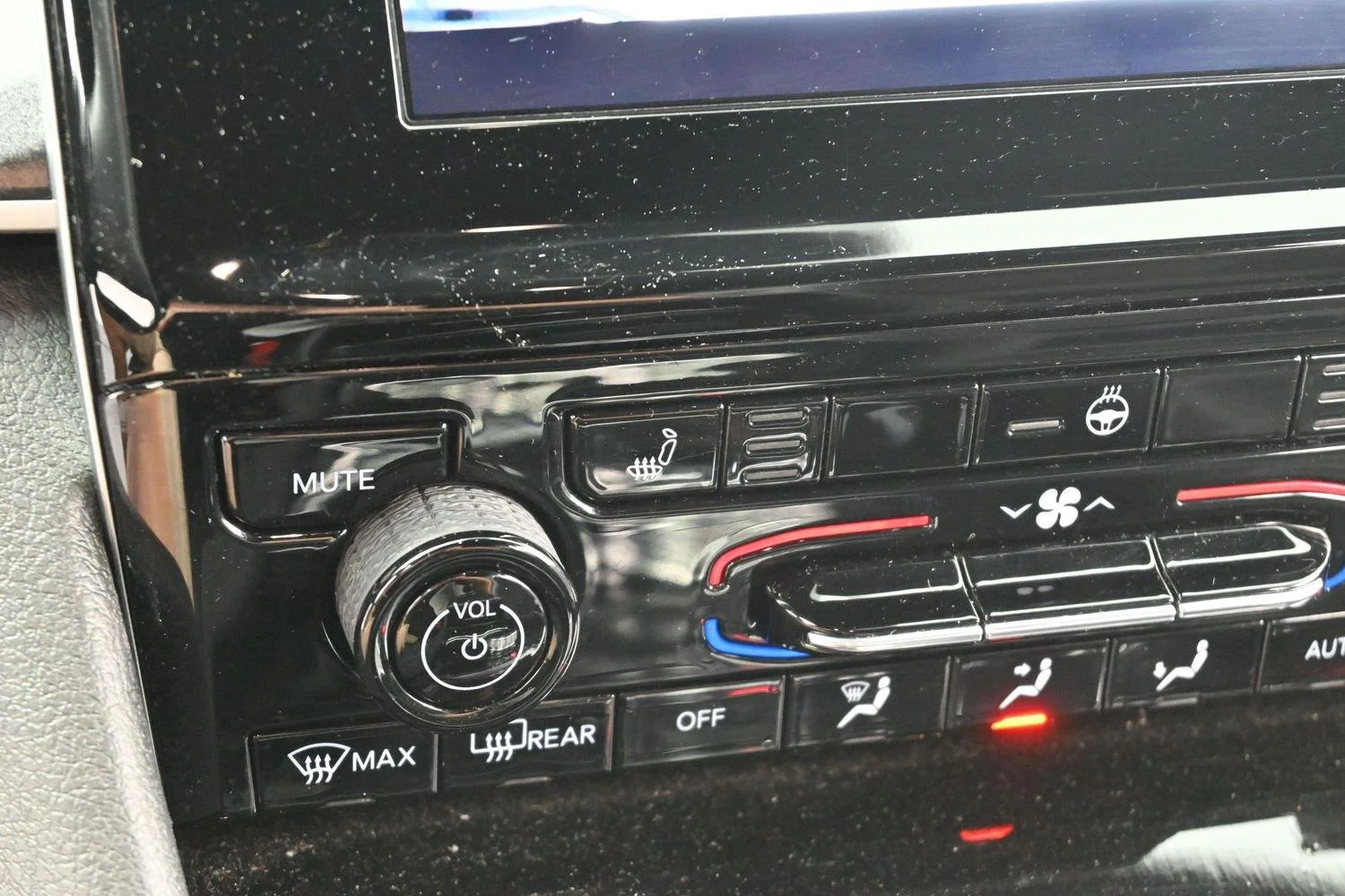 Used 2021 Silver Jeep Altitude image 23