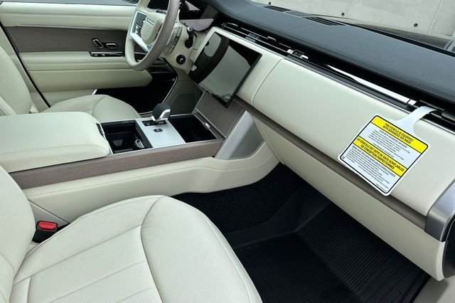 New 2026 Santorini Black LAND ROVER SE LWB 7-Seats / V8 image 14
