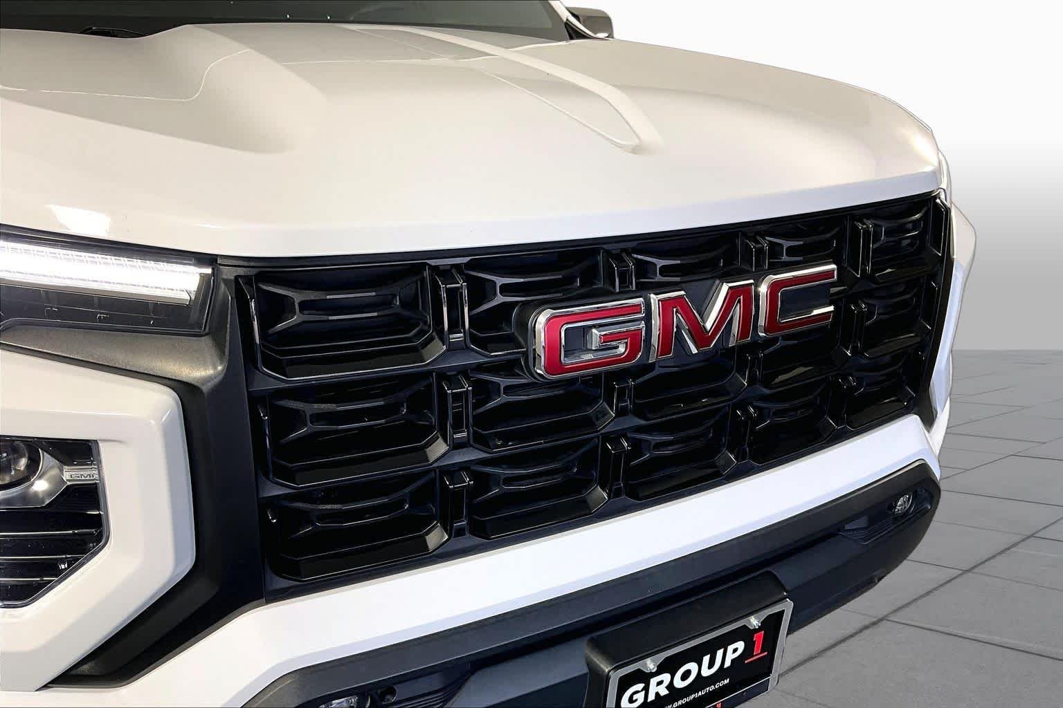 Used 2024 Summit White GMC Elevation image 28