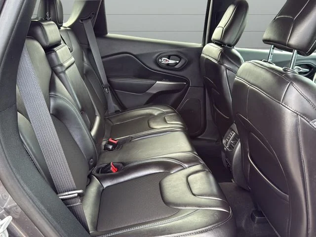 Used 2019 Gray Jeep Latitude Plus image 10