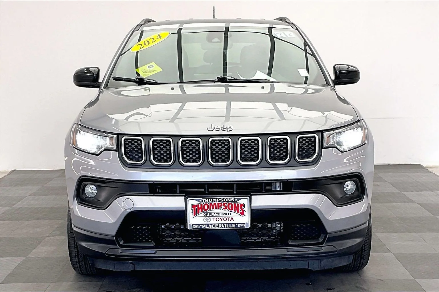 Used 2024 Silver Zynith Metallic Clearcoat Jeep Latitude image 2