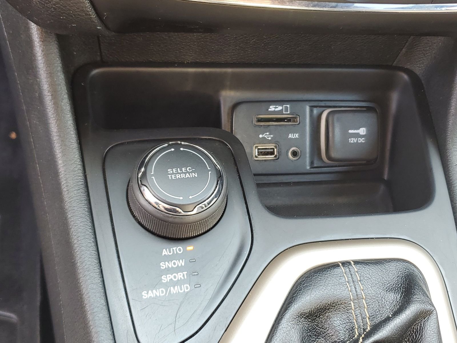 Used 2015 Silver Jeep Latitude image 12