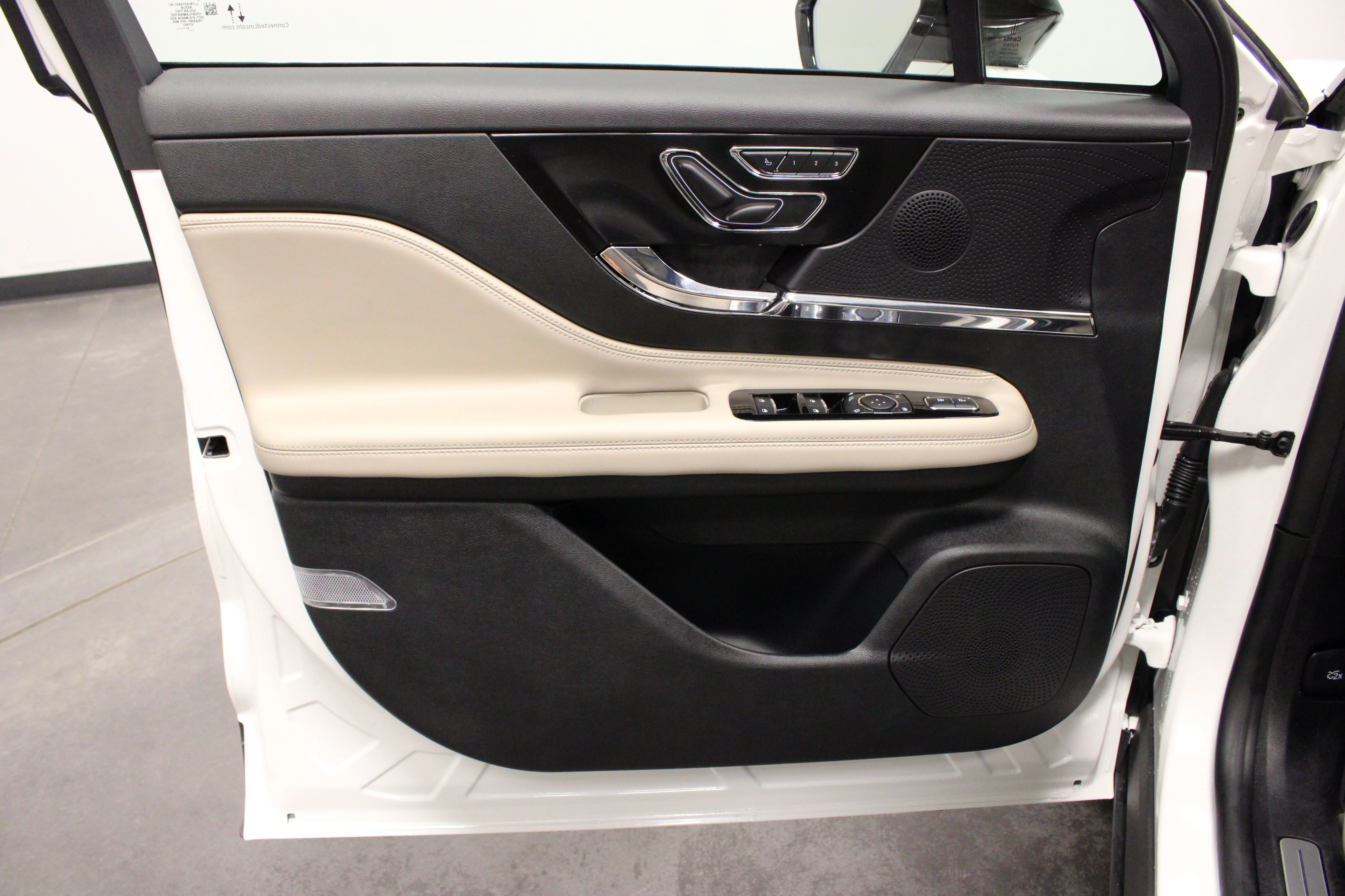 Used 2025 White Metallic Lincoln Premiere image 18
