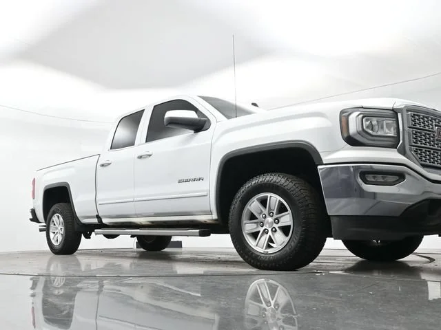 Used 2017 SUMMIT WHITE GMC SLE image 9