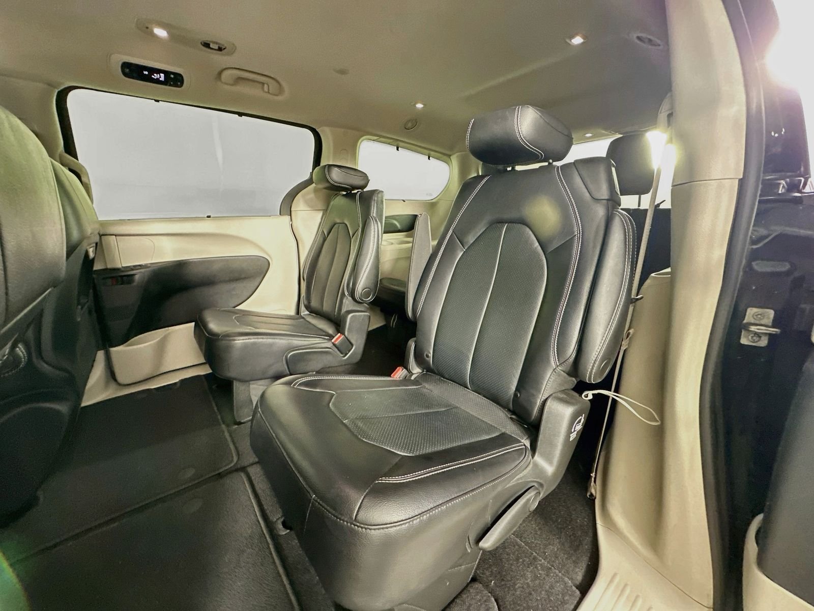 Used 2022 Brilliant Black Crystal Pearlcoat Chrysler Touring L image 22
