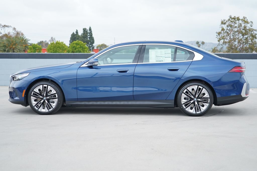 New 2027 Phytonic Blue Metallic BMW eDrive40 image 4
