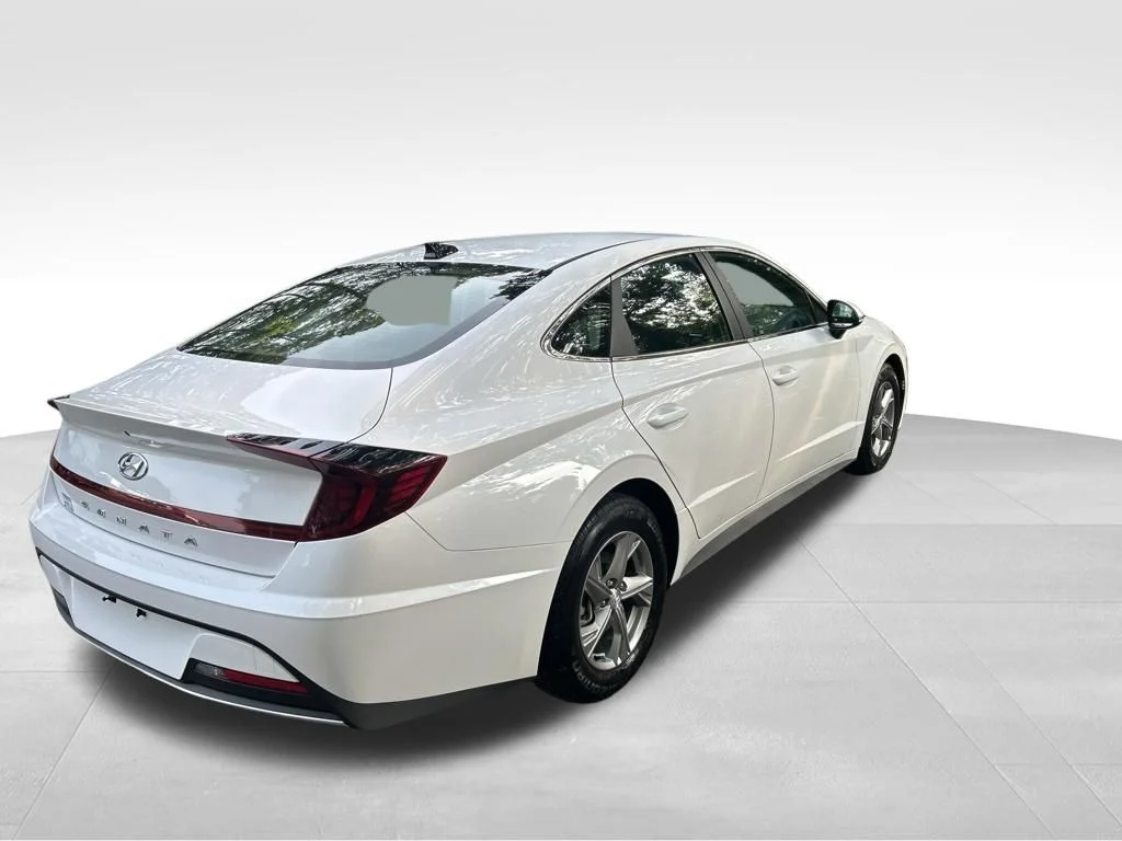 Used 2023 White Hyundai SE image 5