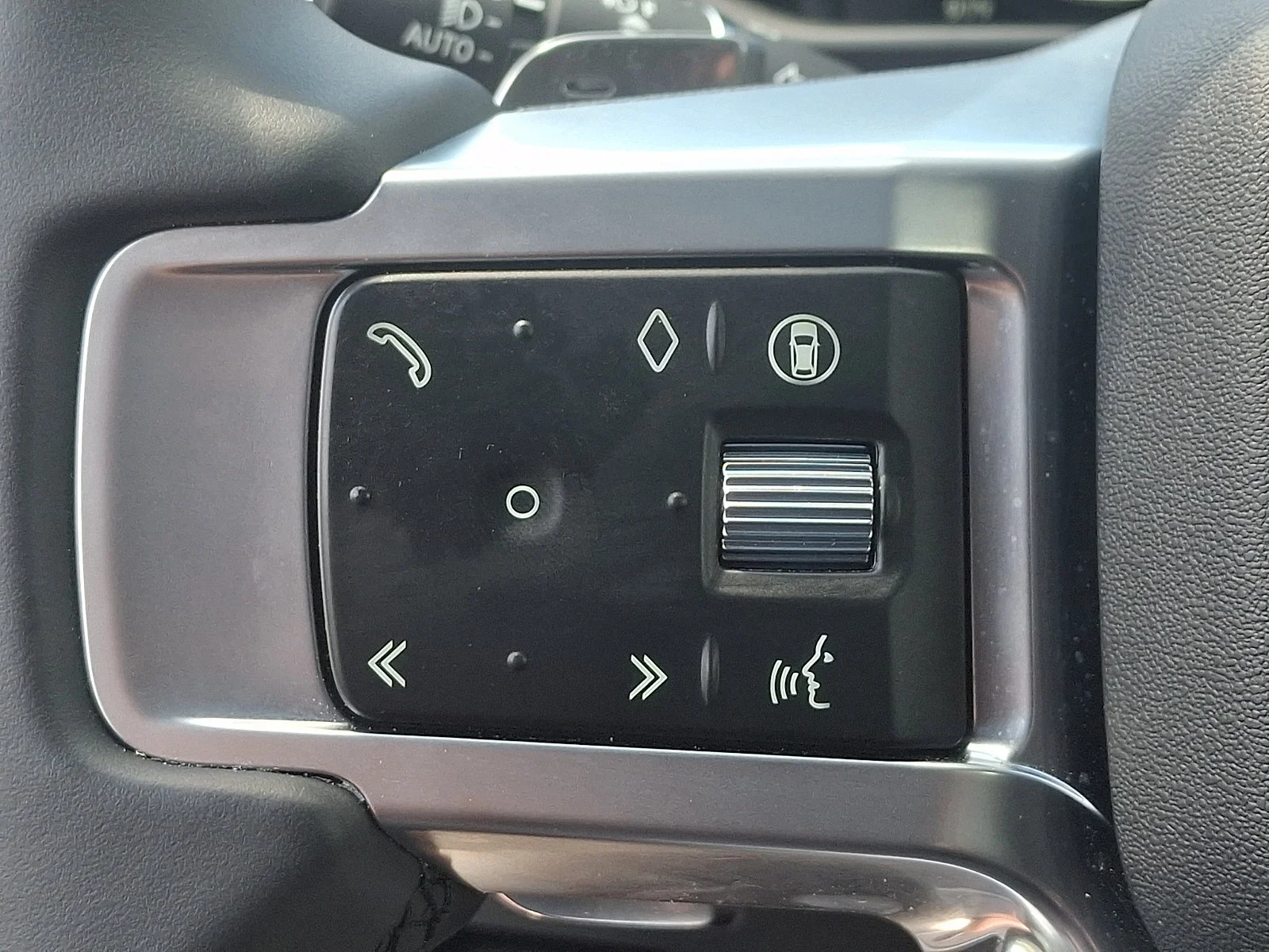 Used 2025 Fuji White   1Aa Land Rover Dynamic SE image 33