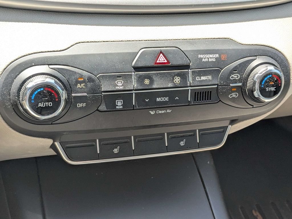 Used 2017 White Kia LX image 23
