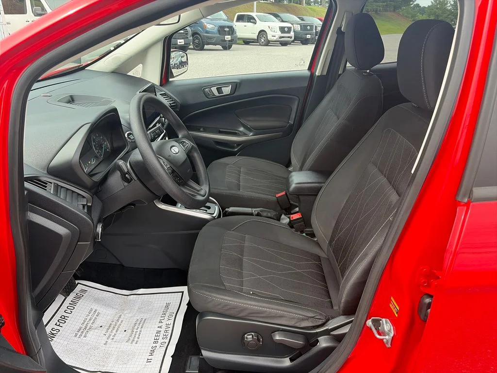 Used 2021 Red Ford SE image 10