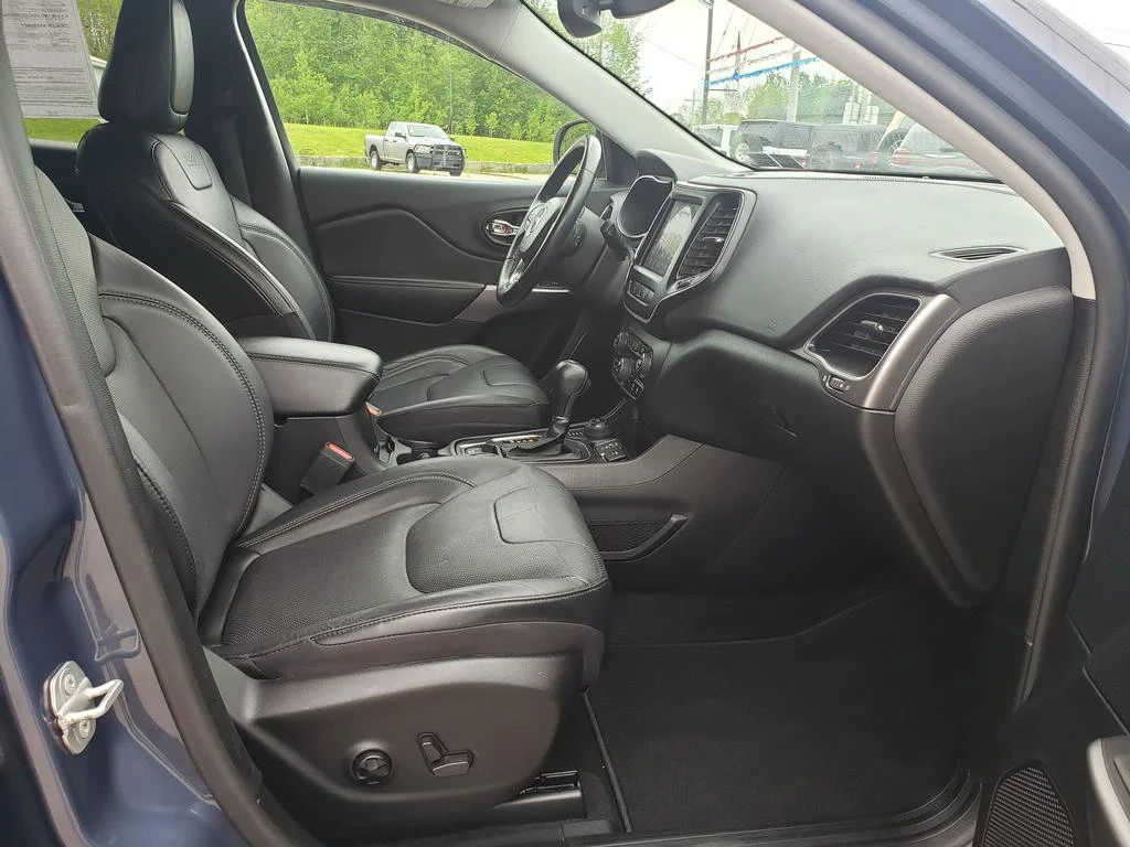 Certified Used 2021 Slate Blue Pearlcoat Jeep Latitude Lux image 17