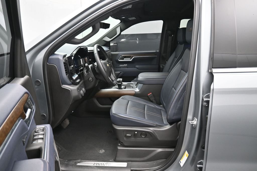 Used 2025 Gray Chevrolet High Country image 9