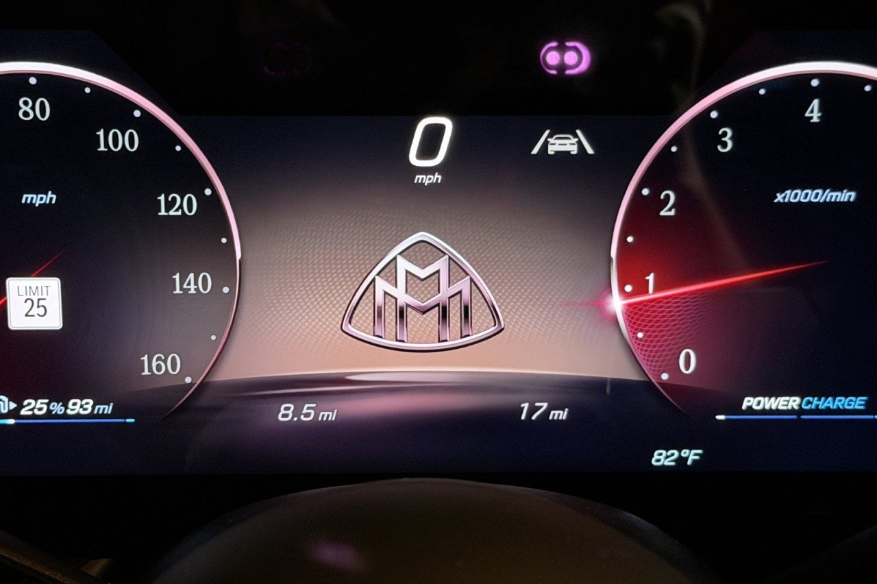 New 2027 MANUFAKTUR Moonlight White Metallic Mercedes-Benz Maybach S 580 4MATIC® Sedan image 22