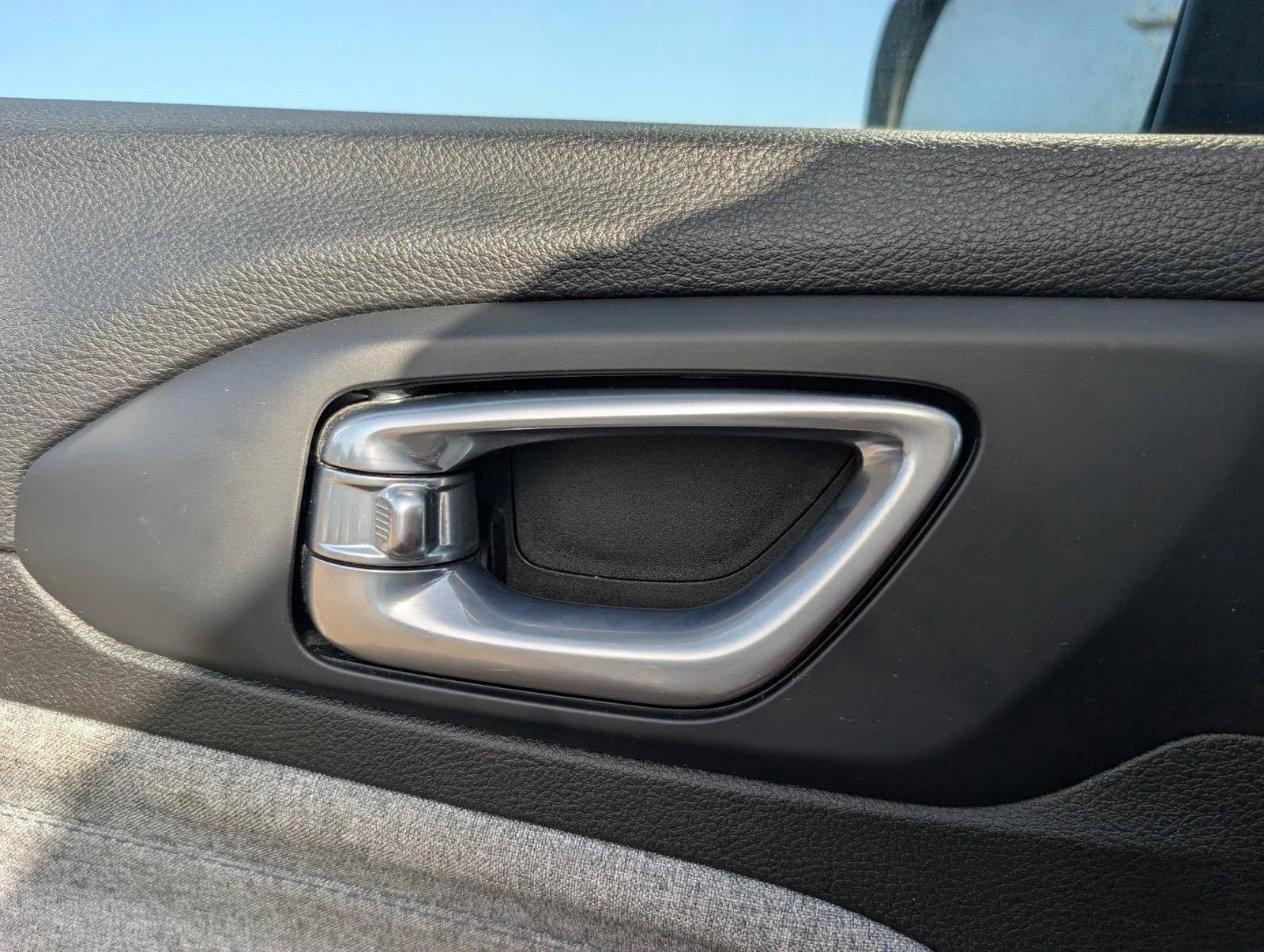 Used 2024 Bright White Clearcoat Jeep Latitude image 30