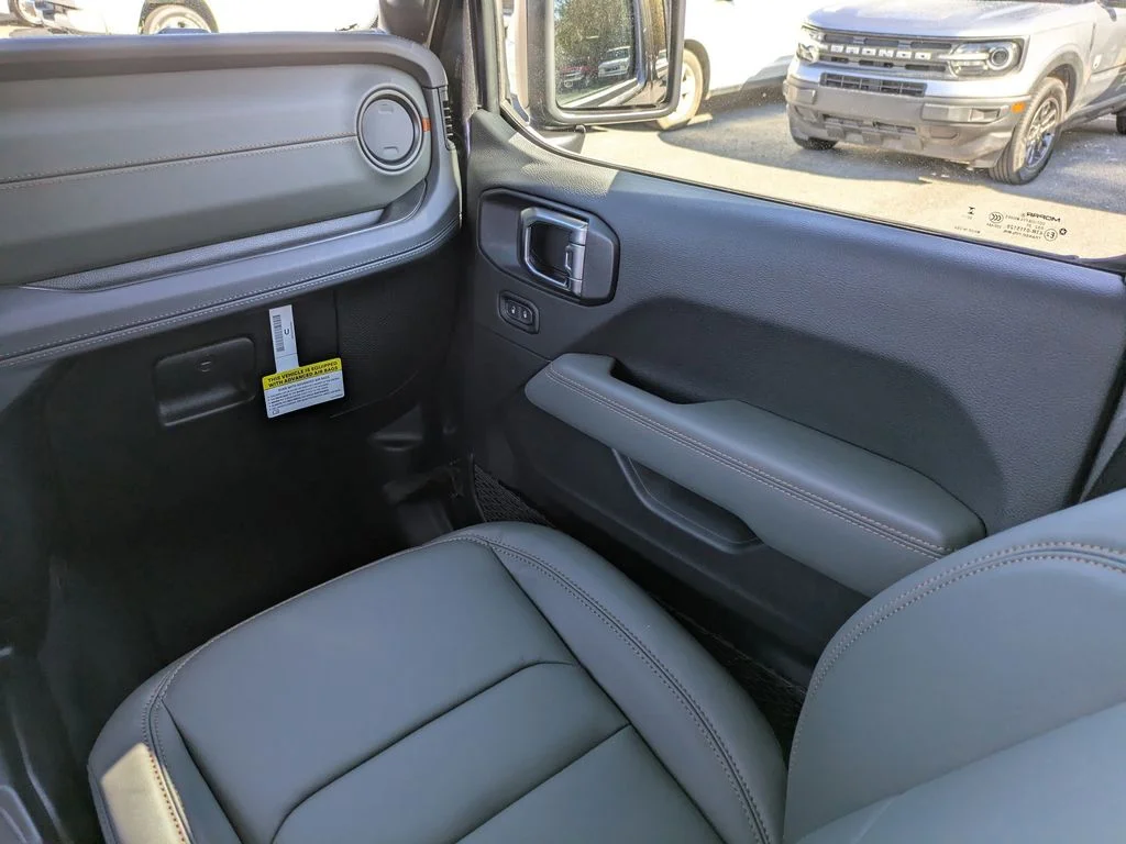 New 2026 Granite Crystal Metallic Clear-Coat Exterior Paint Jeep Mojave image 19