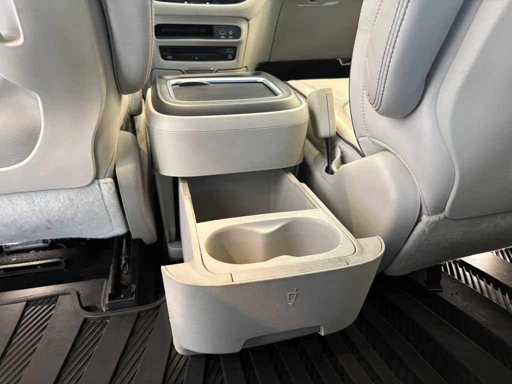Used 2017 Silver Chrysler Limited image 26