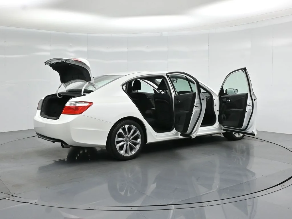 Used 2013  Honda Sport image 4