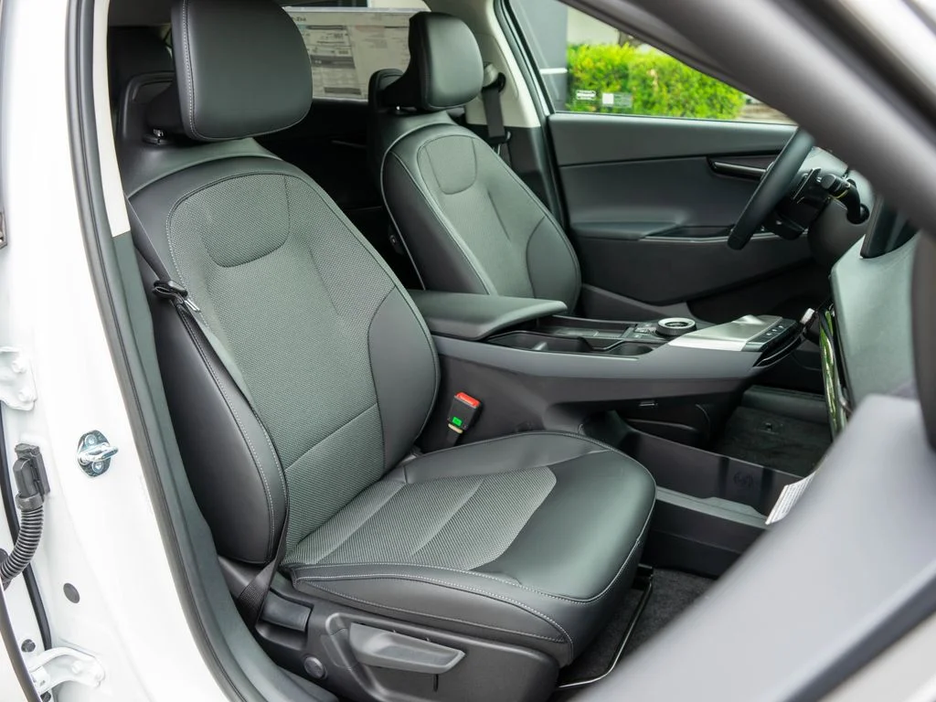 New 2026 Glacial White Pearl Kia LIGHT image 9
