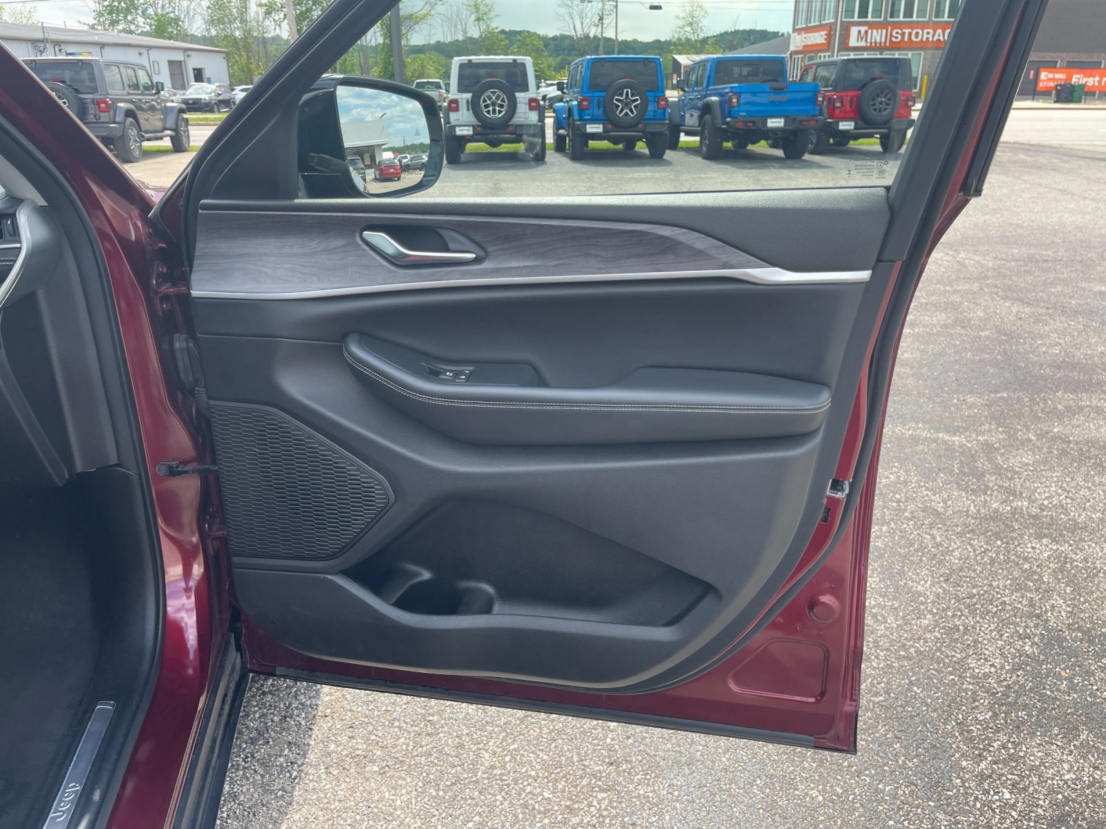 Used 2023  Jeep Limited image 19
