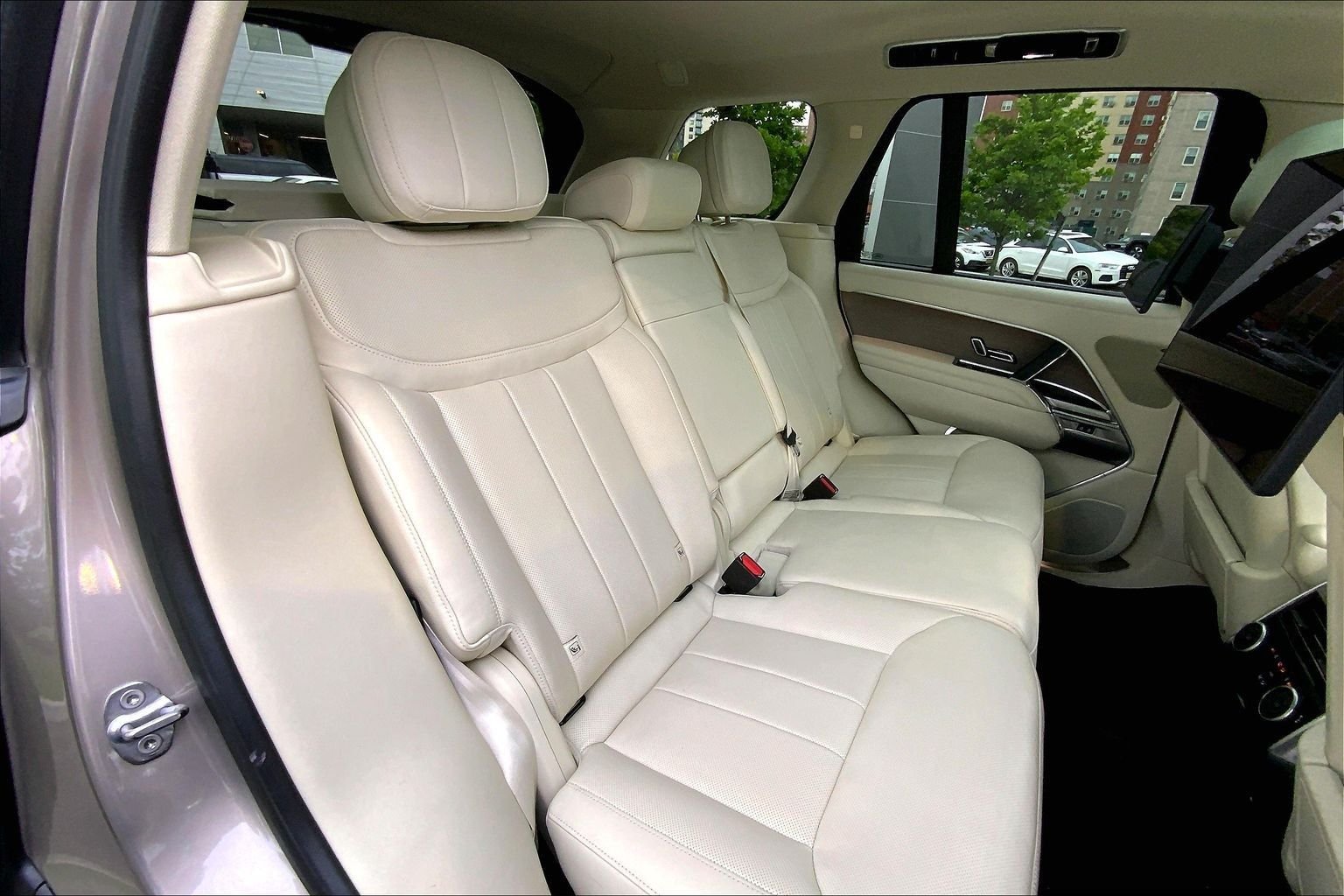 Used 2023 Batumi Gold Premium Metallic Land Rover SE image 19