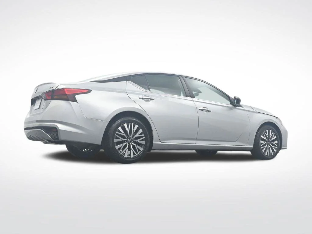 Used 2024 Silver Nissan 2.5 SV image 33