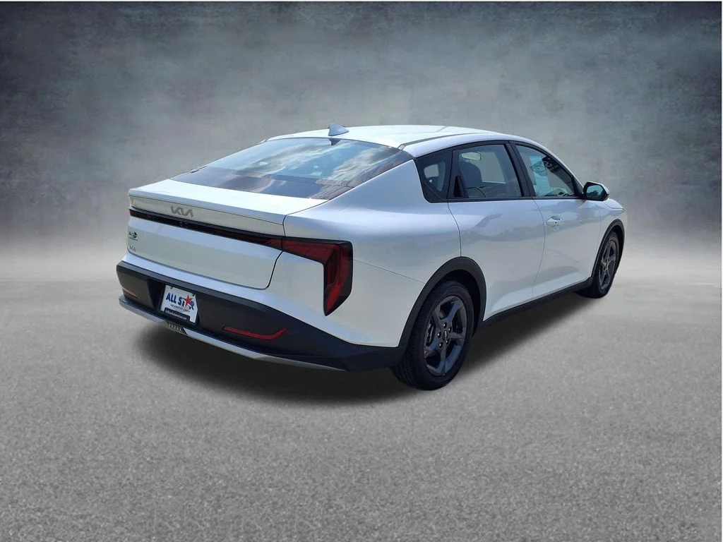 Used 2025 White Kia LXS image 9