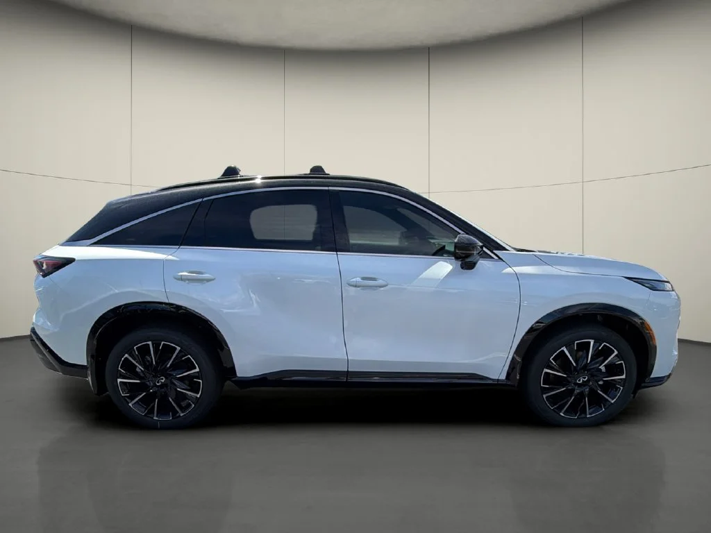 New 2027 2T RAD WHT INFINITI Autograph AWD image 8