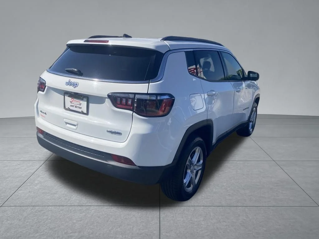 Used 2024 White Jeep Latitude image 16