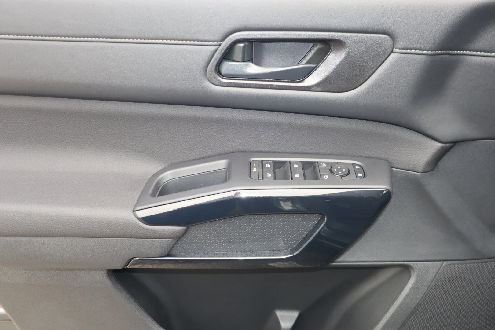 New 2025 Brilliant Silver Metallic Nissan SV image 15