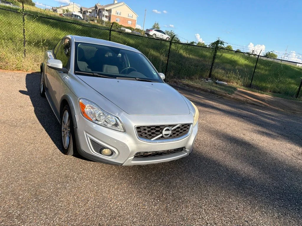 Used 2011  Volvo T5 image 2