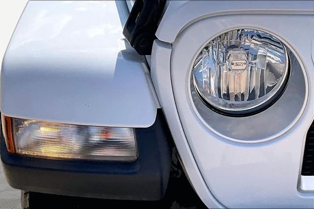 Used 2020 White Jeep Unlimited Sahara image 31