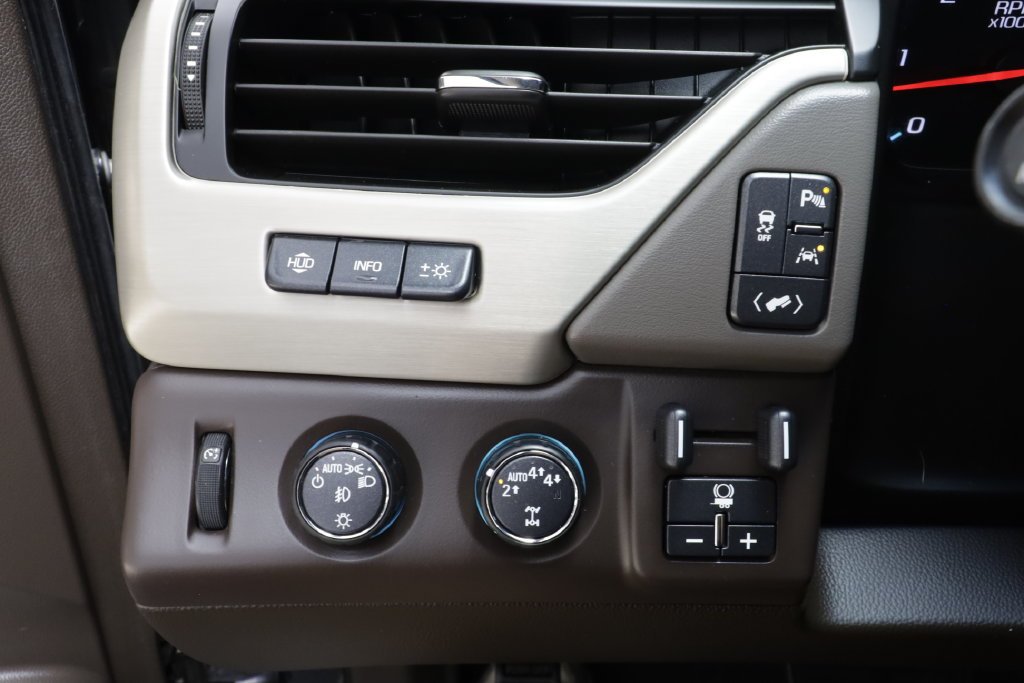Used 2017 Silver GMC Denali image 14
